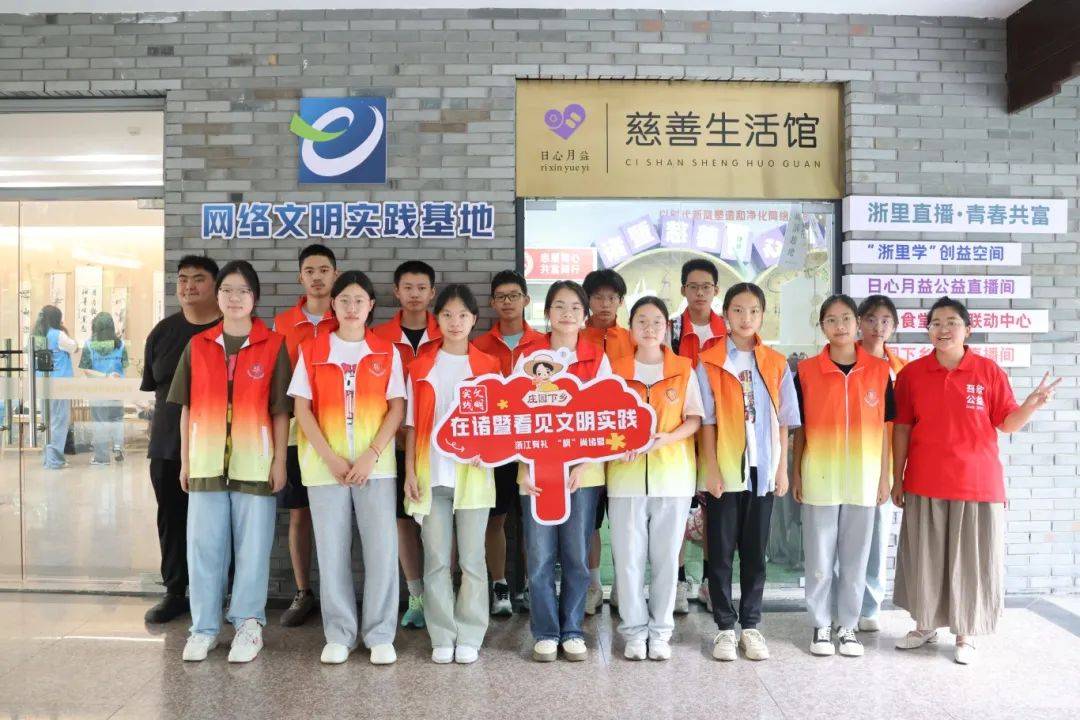 暨新时代文明实践中心上才艺了！瓦力娱乐棋牌白T恤上作画！诸(图2)