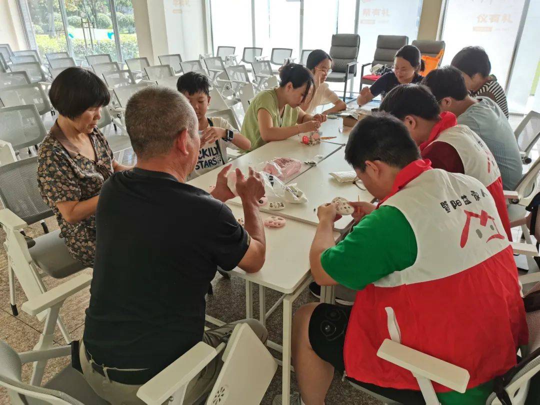 暨新时代文明实践中心上才艺了！瓦力娱乐棋牌白T恤上作画！诸(图4)